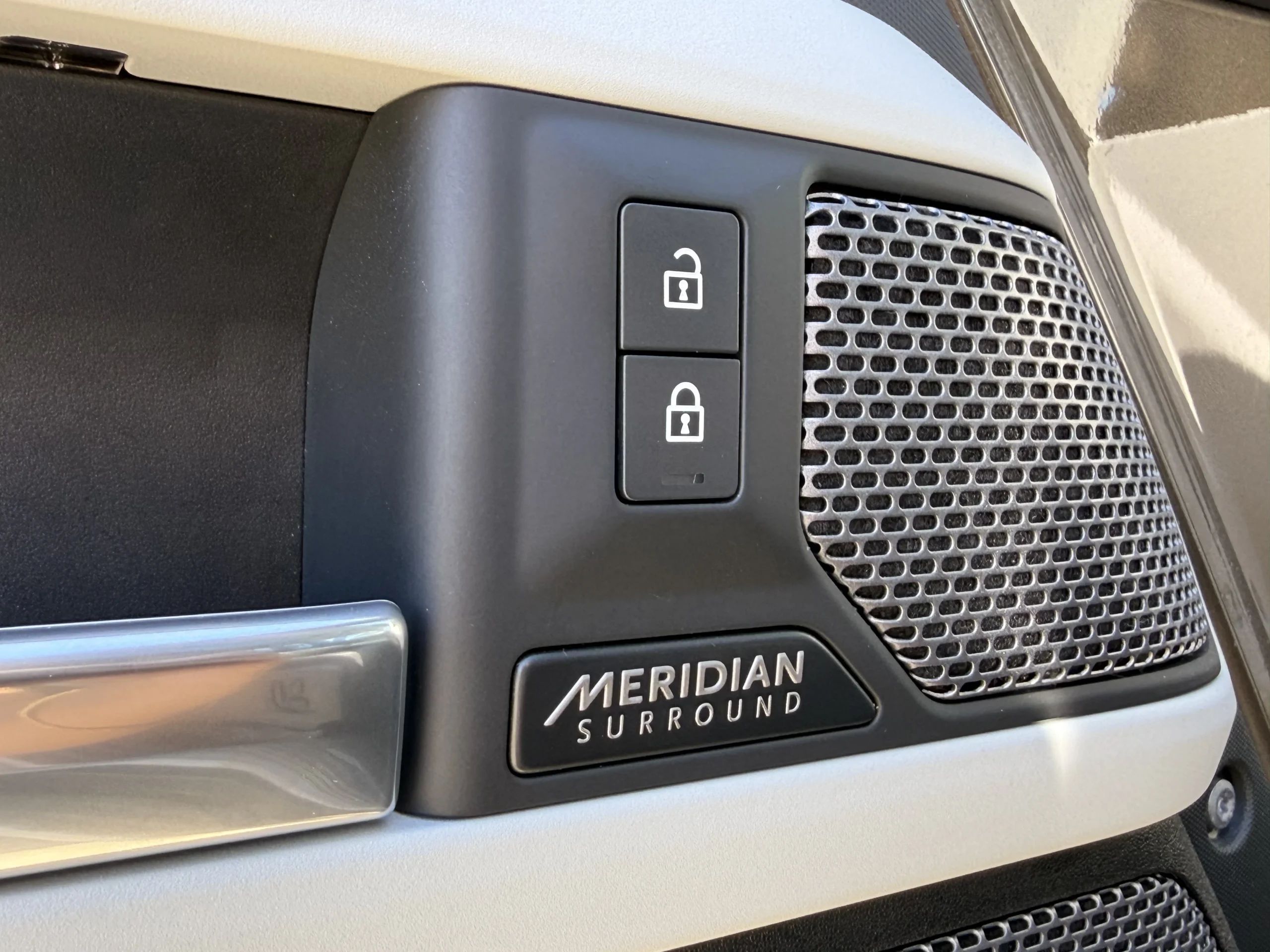 2023 Land Rover Defender 110 P400 SE
